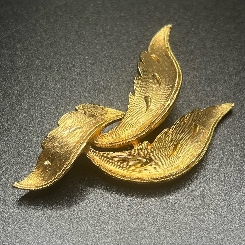 JJ gold tone feather brooch | vintage leaf pin | signed jj jewelry